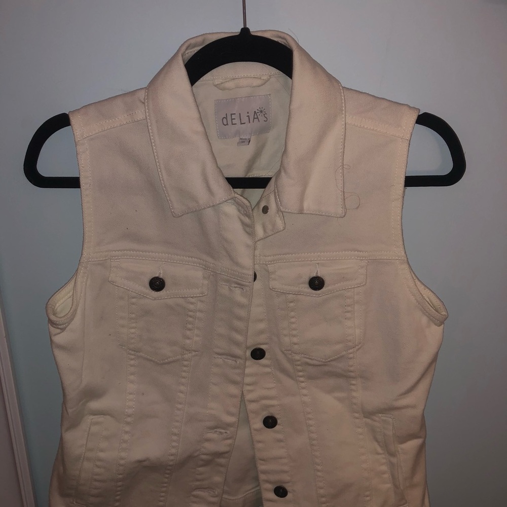 White sleeveless jean jacked